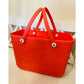 Bolso de playa extragrande de color rojo coral con dijes de Jibbitz