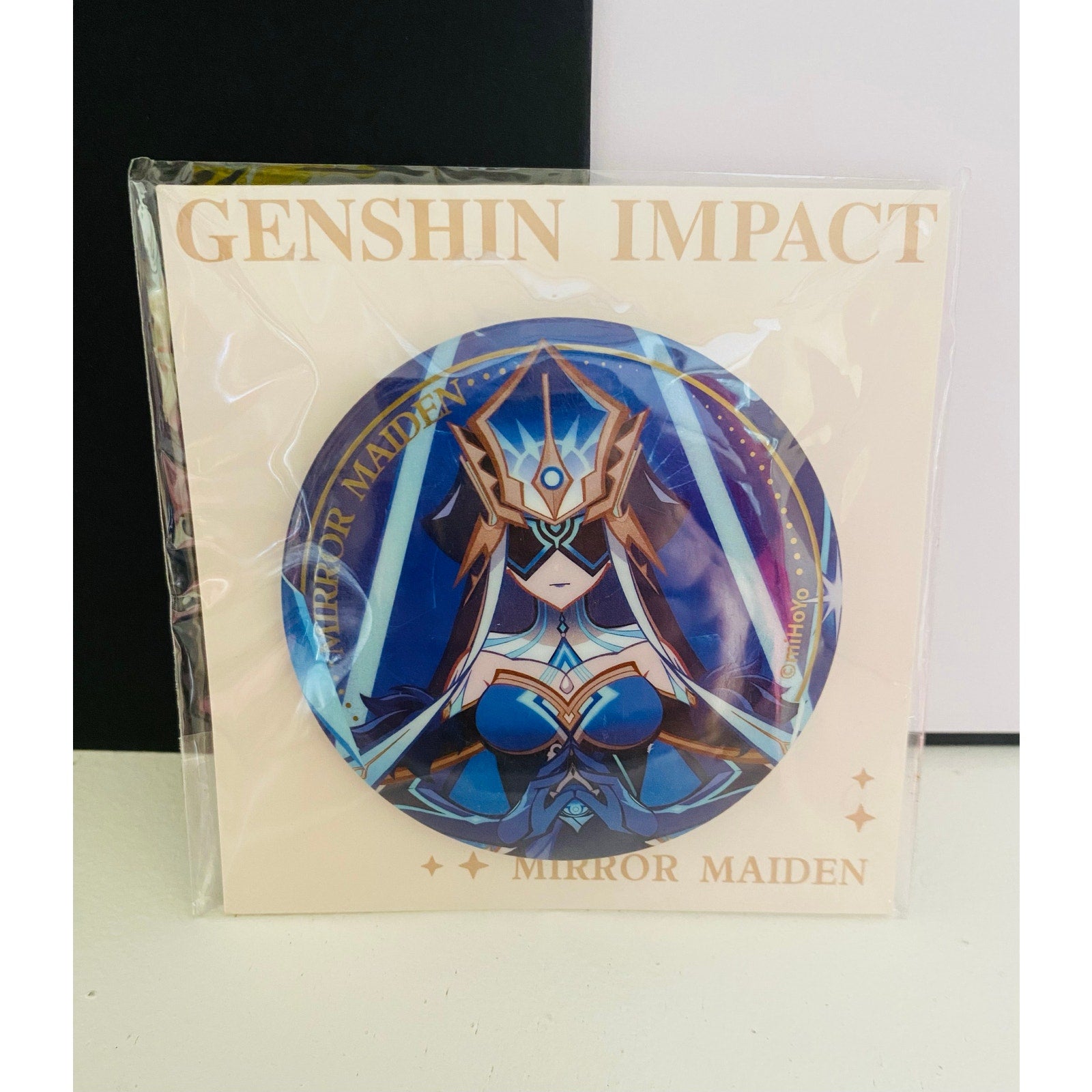 Insignia de hojalata de personaje de la serie de torneos Genshin Impact Genius Invokation TCG Mirror Maiden