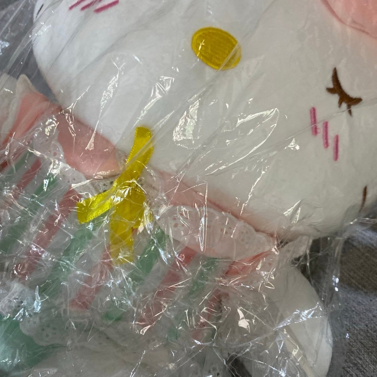 Peluche de conejito guiñando el ojo de Hello Kitty