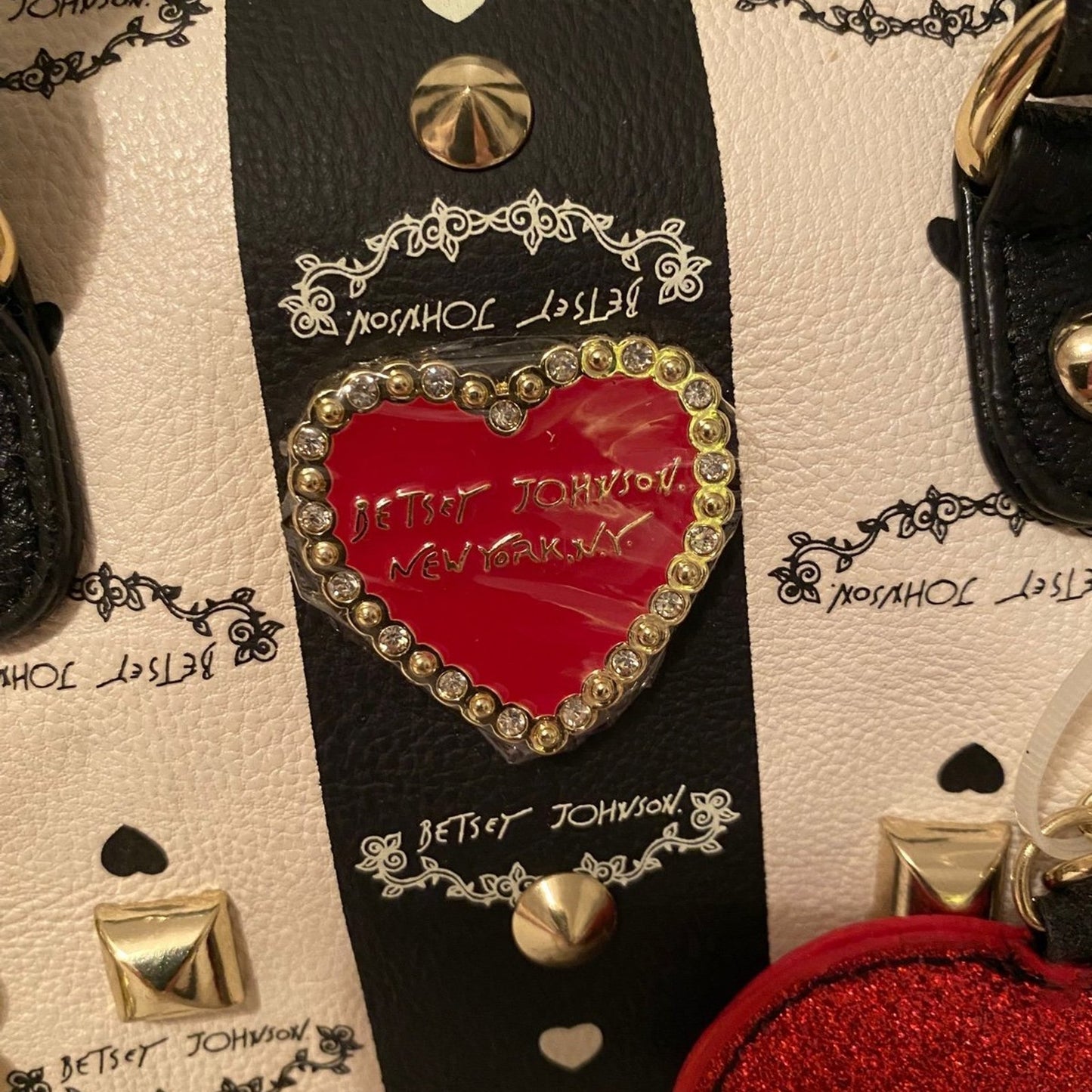 Minibolso con forma de corazón de Betsey Johnson