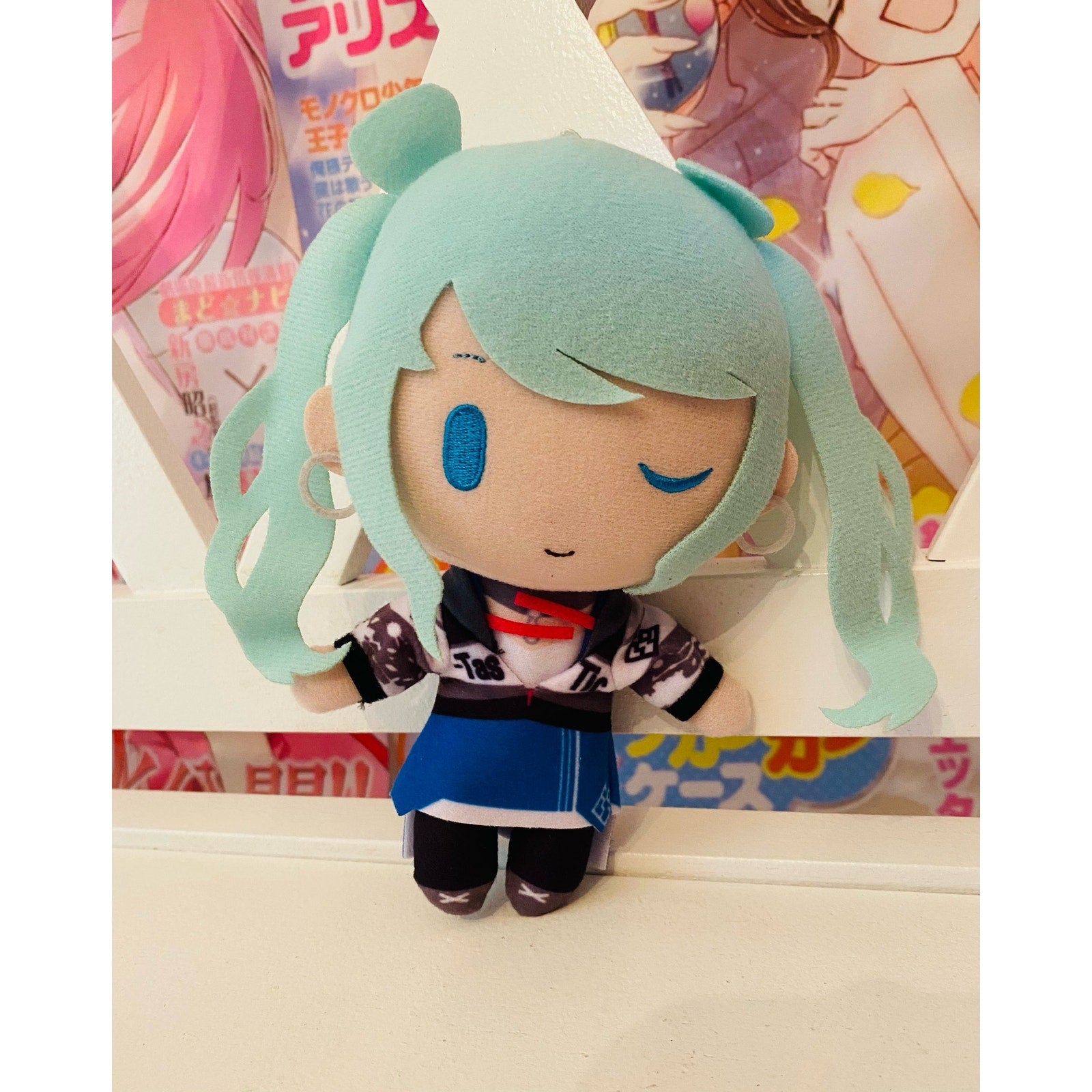 Llavero con clip para bolso de peluche de Hatsune Miku con el escenario colorido de Street Sekai