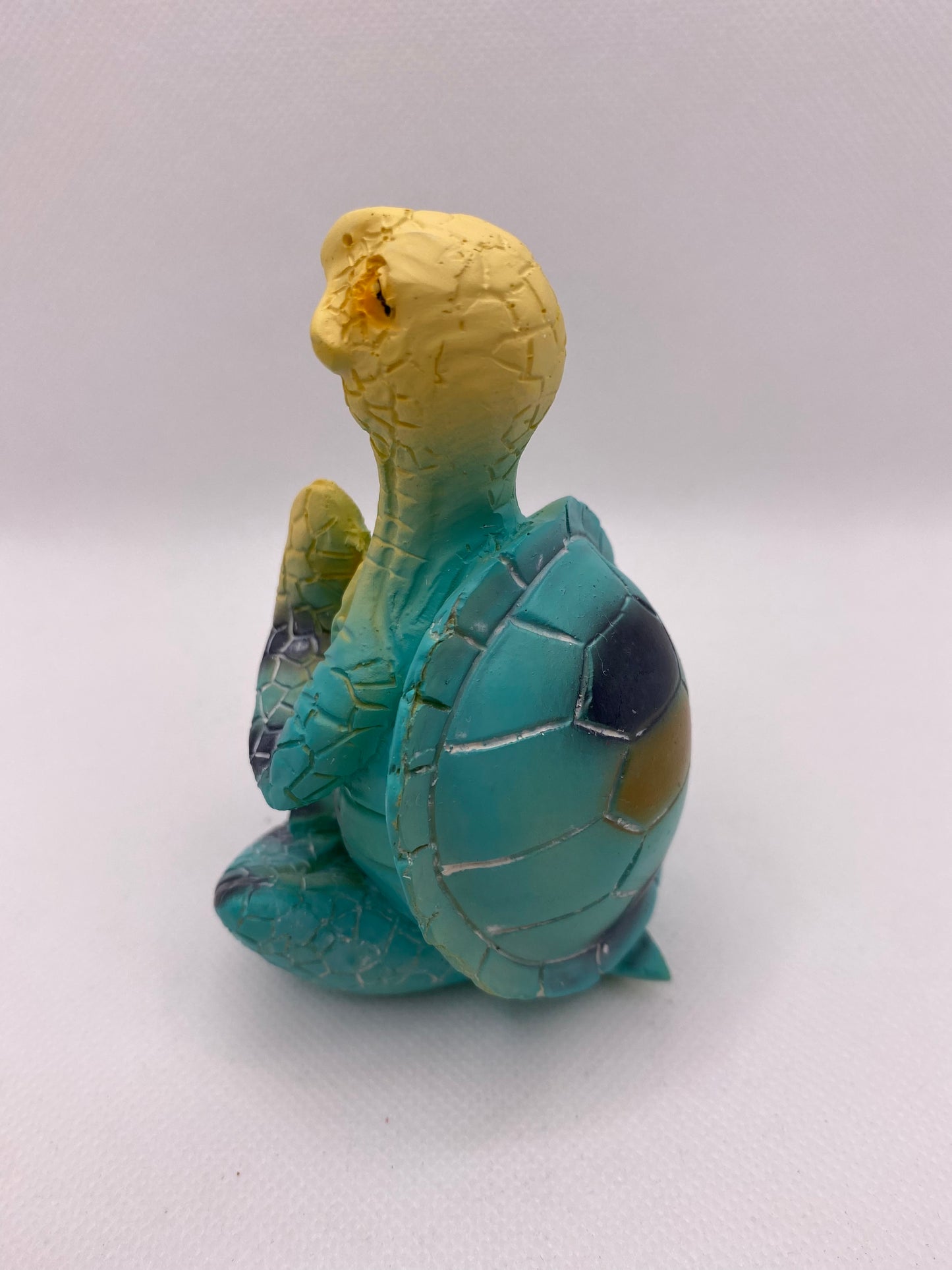 Figura de tortuga sentada meditando