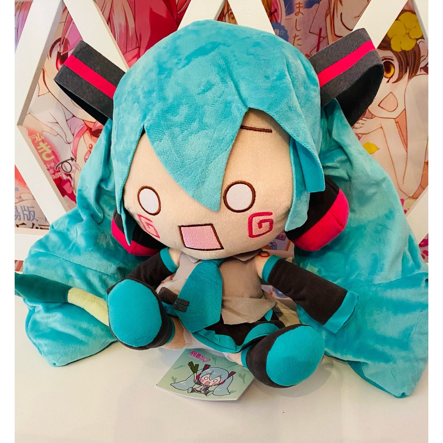 Peluche oficial de Hatsune Miku Stunned Face con puerro y cebolla verde de SEGA